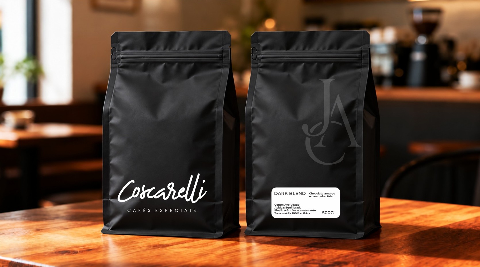 Dois pacotes pretos de café Coscarelli sobre uma mesa de madeira: um com a assinatura Coscarelli Cafés Especiais, outro com a etiqueta do Dark Blend 500 g.